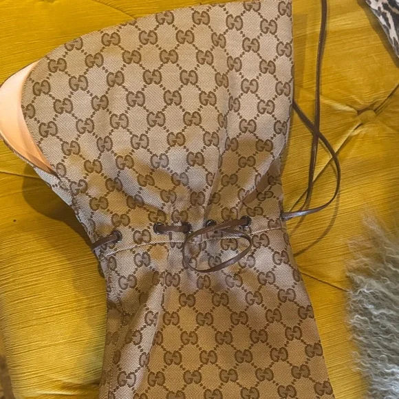 Gucci Authentication Card with Cream and Brown Accents - Picture 8 of 8